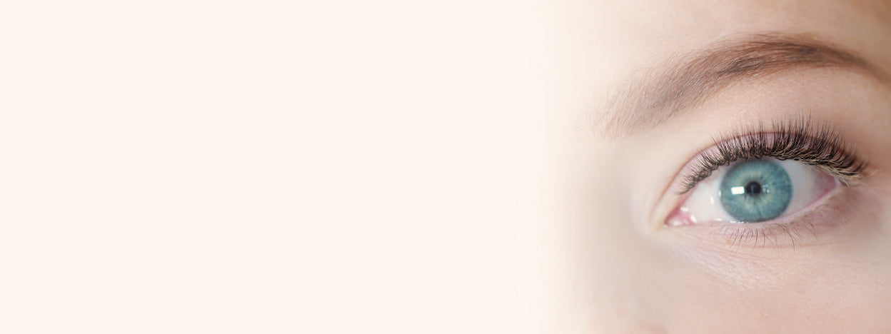 Lash client with blonde natural lashes and a set of eyelash extensions