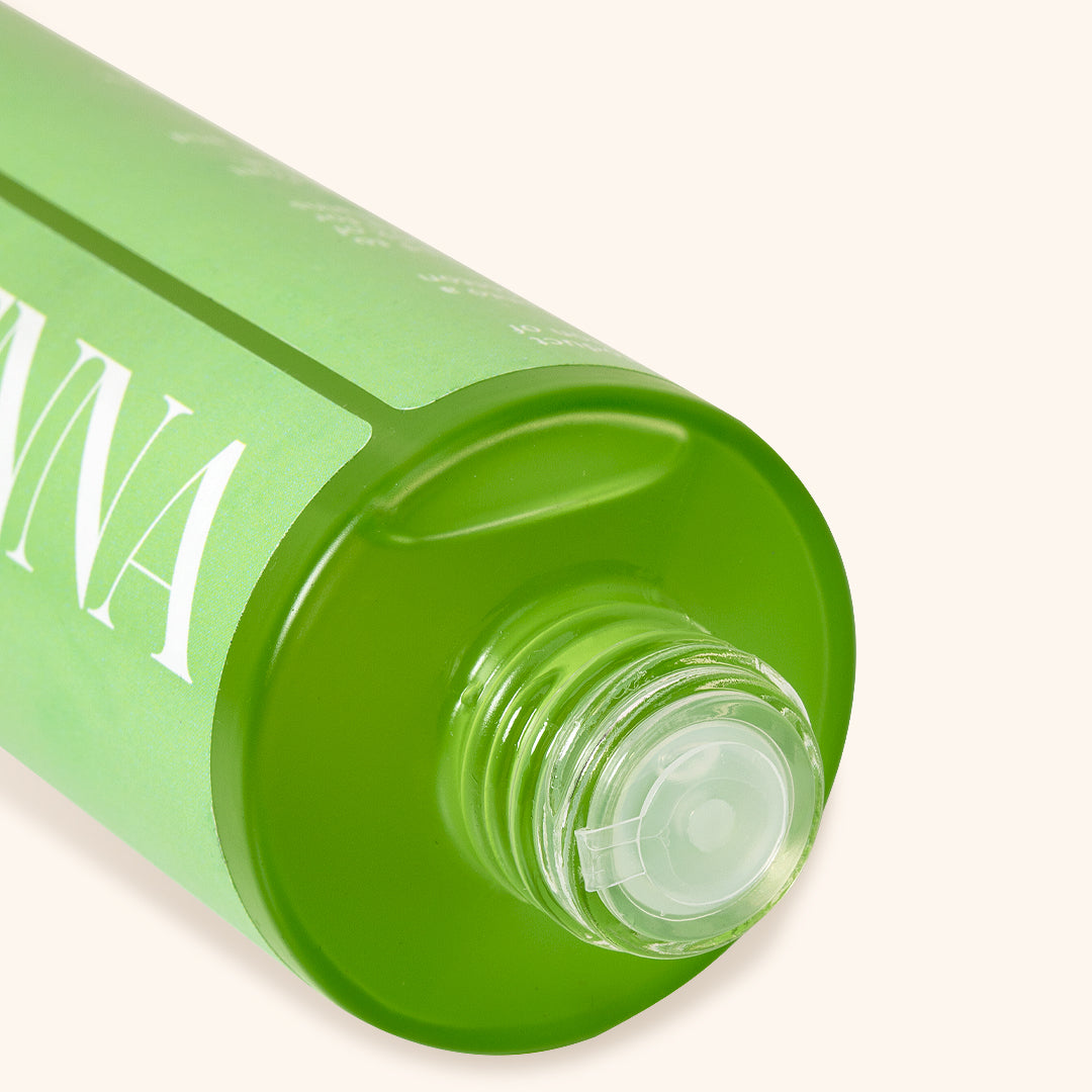 bright green 100 ml bottle with black cap next to green box packaging wiht writing So Henna Stain Remover